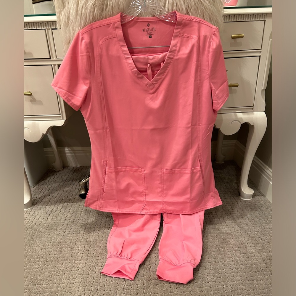 Scrub set
